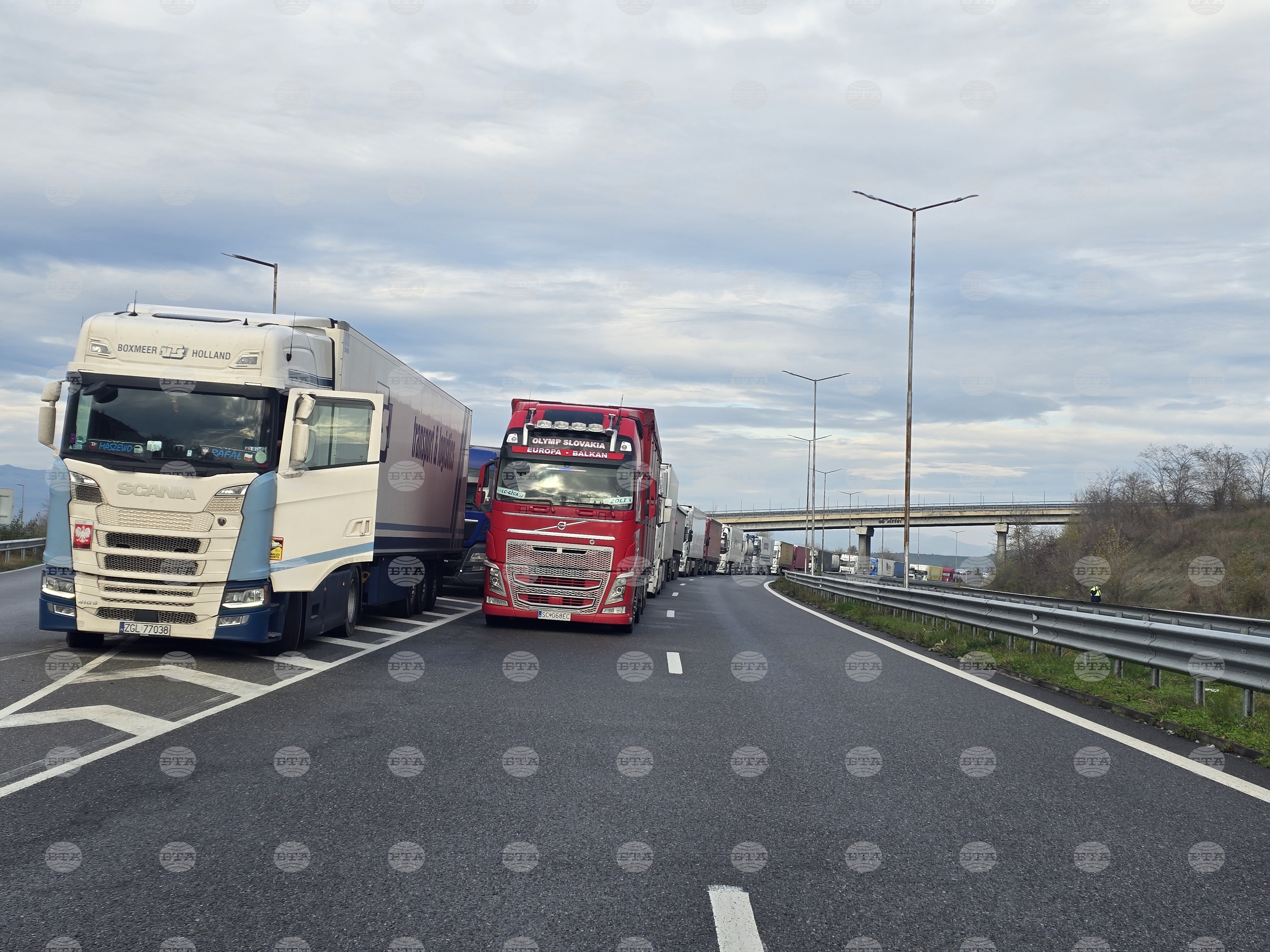 Километрична опашка от тежкотоварни автомобили се образува на граничен преход „Кулата“