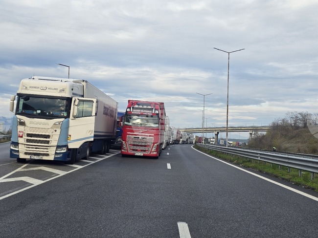 Километрична опашка от тежкотоварни автомобили се образува на граничен преход „Кулата“ 