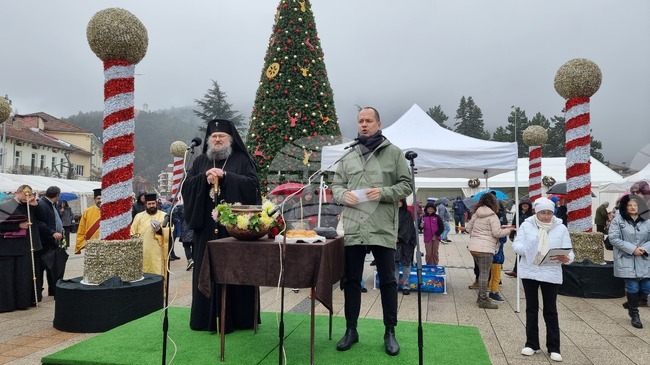 Враца отбеляза Никулден с курбан, базар с пълнени шарани и игри