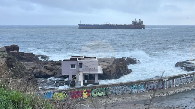 Четирима души от екипажа на кораба “Кайрос“ са евакуирани тази сутрин