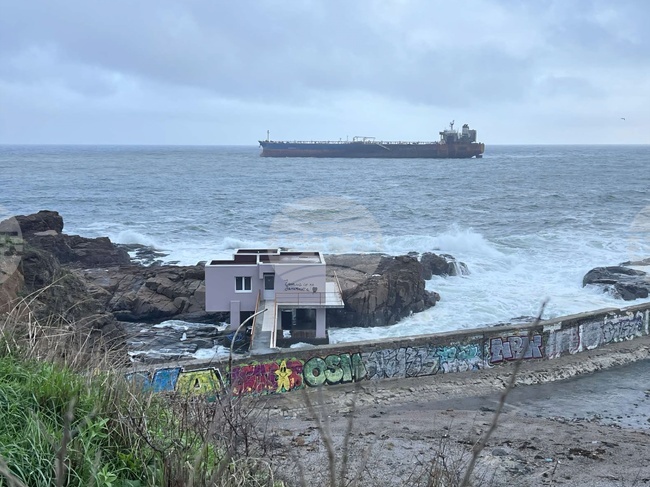 Четирима души от екипажа на кораба “Кайрос“ са евакуирани тази сутрин