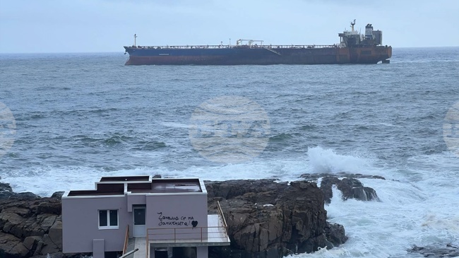 Екоминисерството започна спешен мониторинг на морските води заради блокирания танкер, към момента редовният мониторинг не отчита отклонения