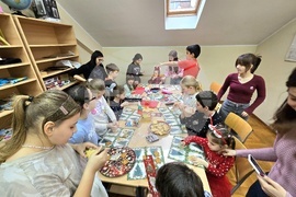 Сърбия - Българско неделно училище “ Любен Каравелов” - деца - работилници за изготвяне на подаръци и украса