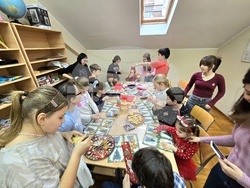 Сърбия - Българско неделно училище “ Любен Каравелов” - деца - работилници за изготвяне на подаръци и украса