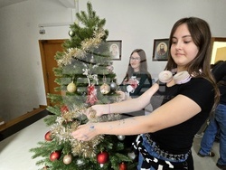 Сърбия - Българско неделно училище “ Любен Каравелов” - деца - работилници за изготвяне на подаръци и украса