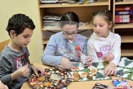 Сърбия - Българско неделно училище “ Любен Каравелов” - деца - работилници за изготвяне на подаръци и украса