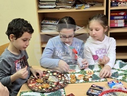 Сърбия - Българско неделно училище “ Любен Каравелов” - деца - работилници за изготвяне на подаръци и украса