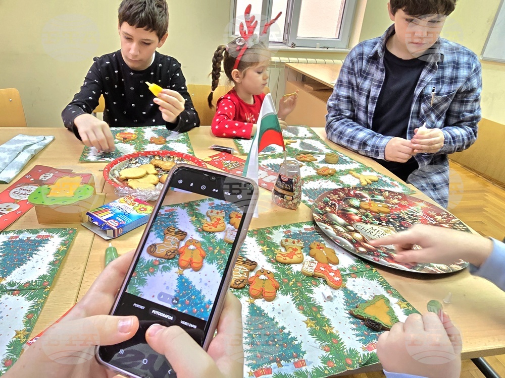 Сърбия - Българско неделно училище “ Любен Каравелов” - деца - работилници за изготвяне на подаръци и украса