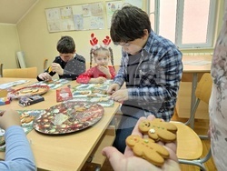 Сърбия - Българско неделно училище “ Любен Каравелов” - деца - работилници за изготвяне на подаръци и украса