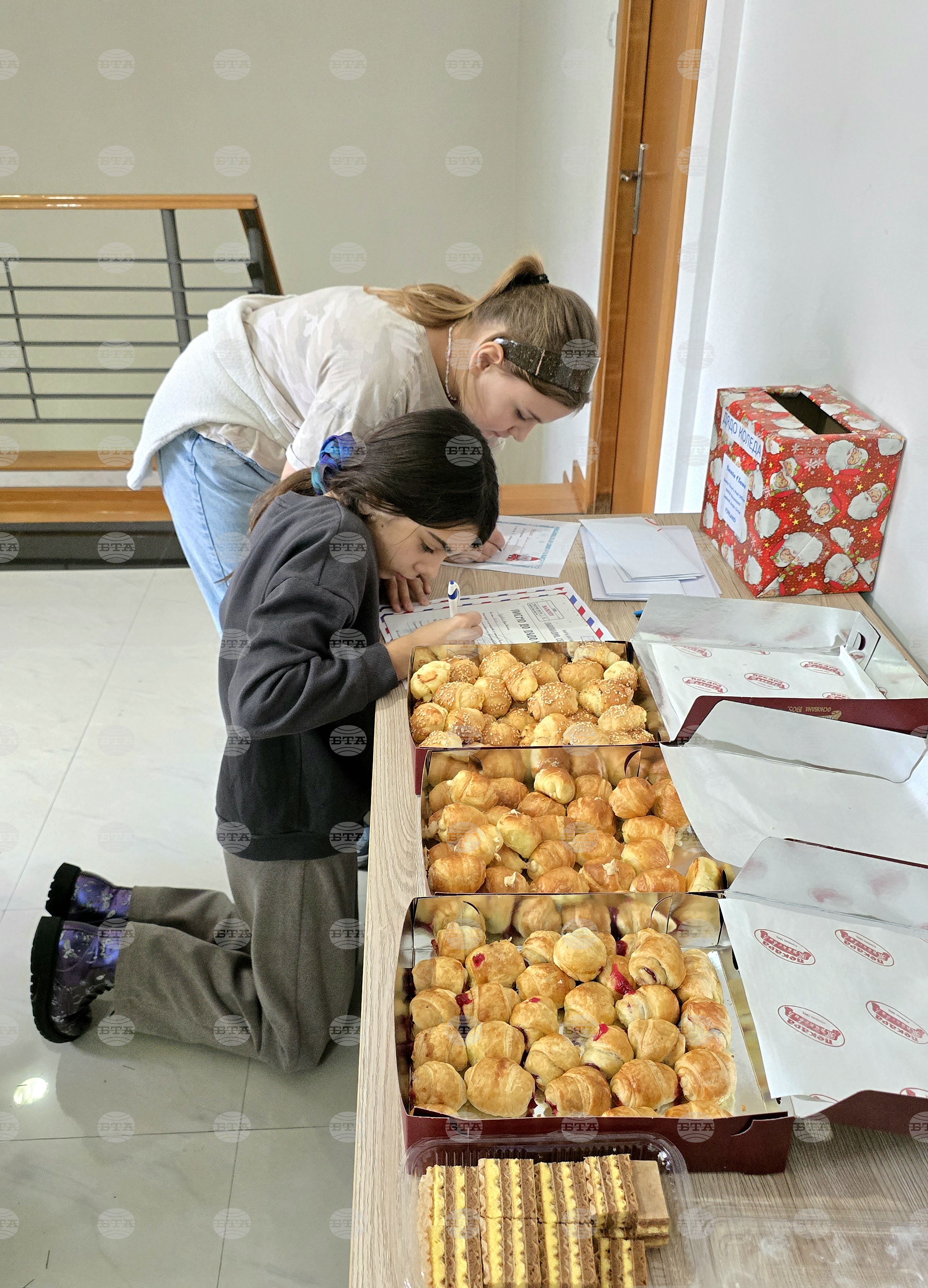 Сърбия - Българско неделно училище “ Любен Каравелов” - деца - работилници за изготвяне на подаръци и украса