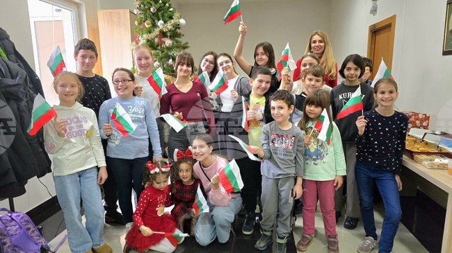 Децата от българското неделно училище "Любен Каравелов" в Белград написаха писма до дядо Коледа и украсиха елхата 