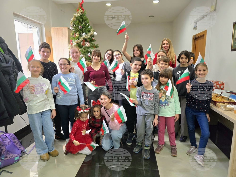 Децата от българското неделно училище "Любен Каравелов" в Белград написаха писма до дядо Коледа и украсиха елхата 