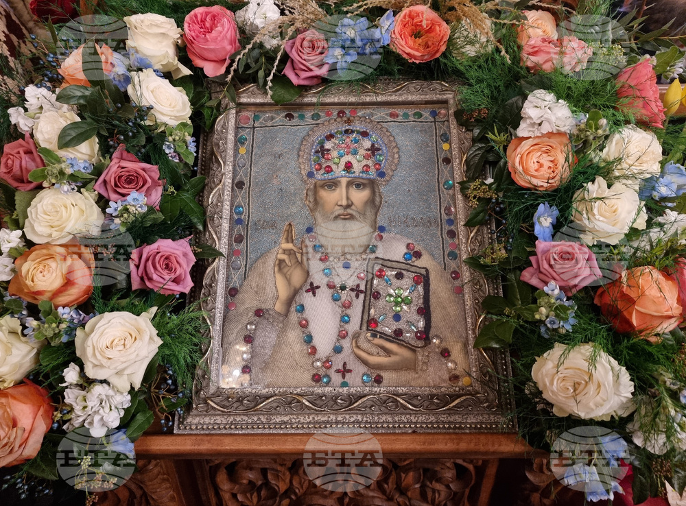 Примерът на свети Николай ни е особено нужен в днешната криза на духовността и идентичността, каза Варненският митрополит Йоан