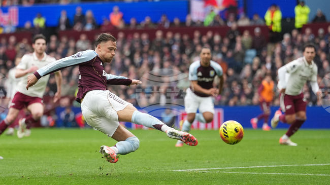 Астън Вила се наложи над лидера в Англия Арсенал в добавеното време