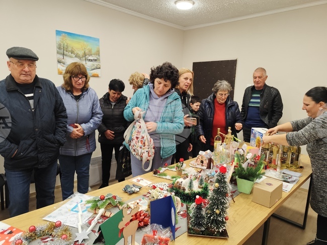 Жители на хасковското село Мандра събраха 3324 лева за неотложен ремонт на местния храм „Света Неделя“ на коледен базар