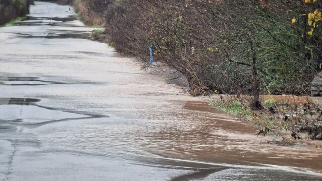 Заради обилните валежи е залята помпената станция в Крумовград, в село Гривка дъждът е отнесъл път