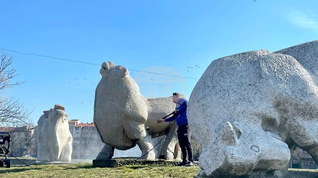 Емблематичната за Ямбол скулптурна композиция "Биковете" е преместена в центъра на новоизградено кръгово кръстовище