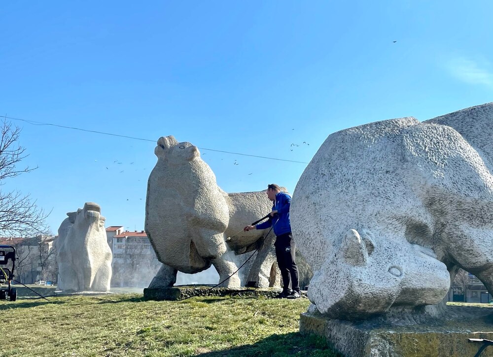 Емблематичната за Ямбол скулптурна композиция "Биковете" е преместена в центъра на новоизградено кръгово кръстовище