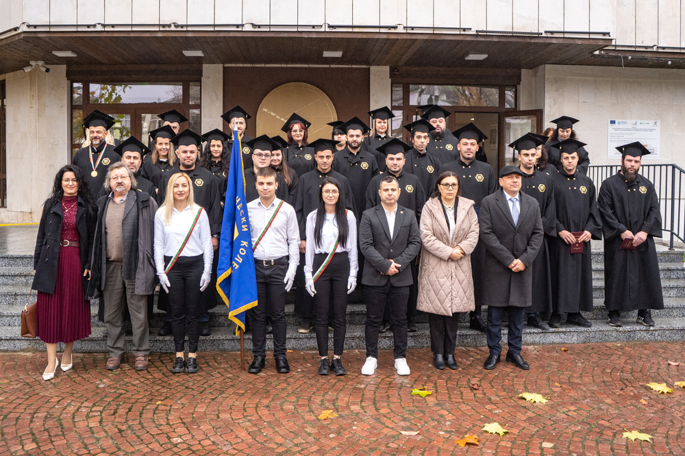 В Техническия колеж в Ловеч бяха връчени дипломите на випуск 2025