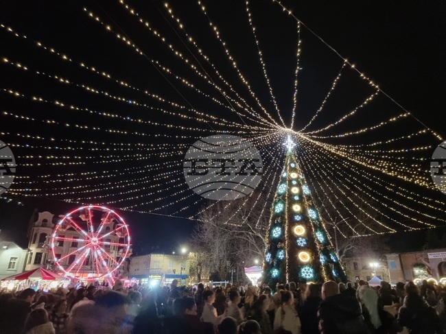 С тържествена церемония в Кюстендил запалиха празничните светлини