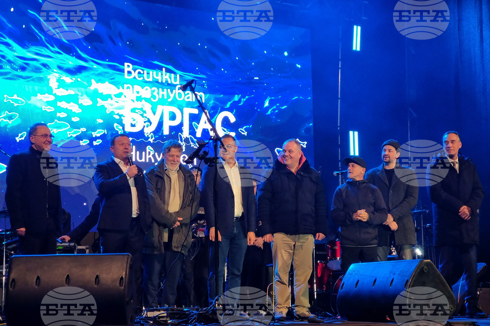 Бургас - празничен концерт и запалване на светлините на коледната елха