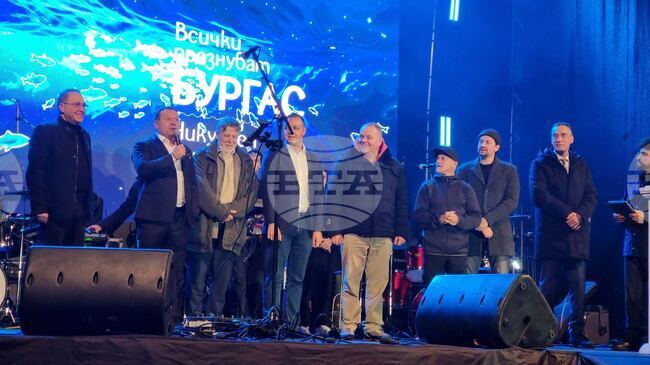 С помощта на QR код бургазлии участваха във включването на светлините на коледната елха в Бургас 