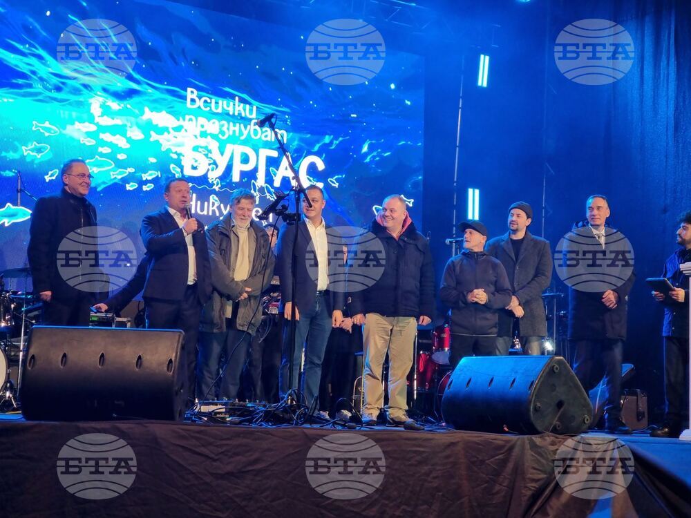 С помощта на QR код бургазлии участваха във включването на светлините на коледната елха в Бургас 