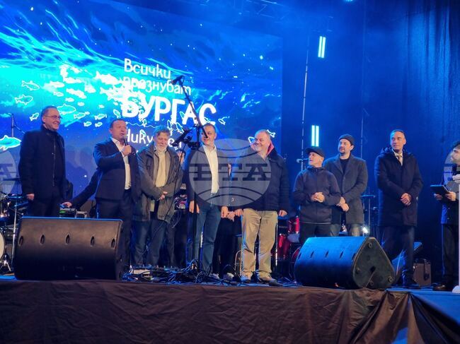 С помощта на QR код бургазлии участваха във включването на светлините на коледната елха в Бургас 