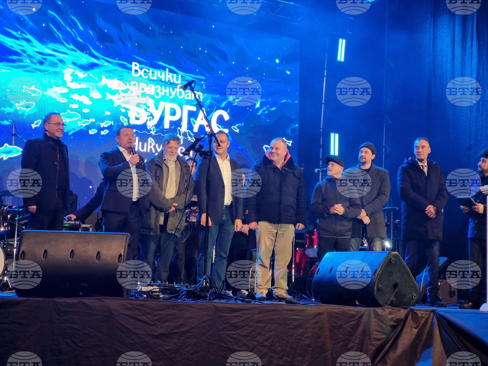 С помощта на QR код бургазлии участваха във включването на светлините на коледната елха в Бургас