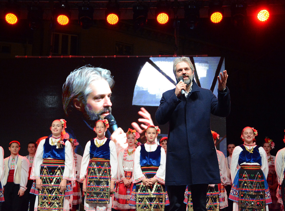 Градската елха във Варна грейна навръх Никулден