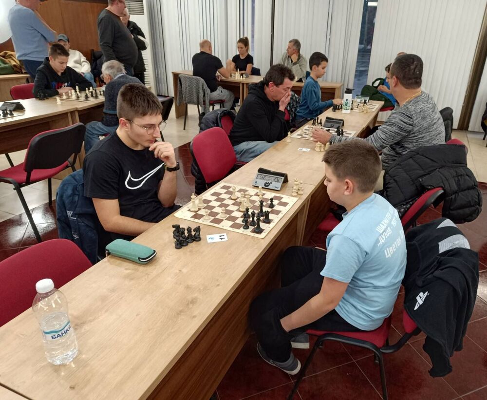  Хора от цяла България мериха сили на турнир по шах в Русе под патронажа на областния управител Драгомир Драганов