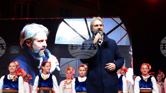 Кметът Благомир Коцев запали светлините на коледната елха на Варна