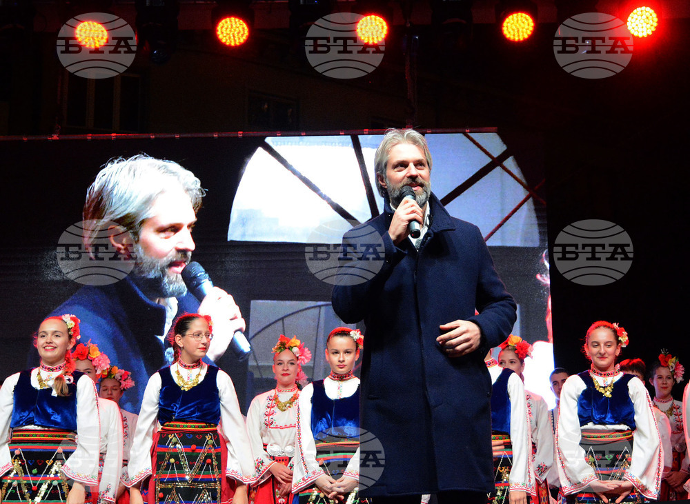 Кметът Благомир Коцев запали светлините на коледната елха на Варна