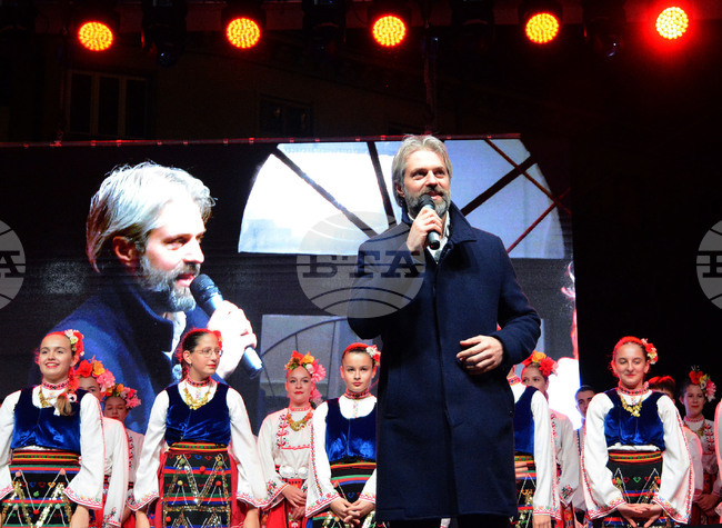 Кметът Благомир Коцев запали светлините на коледната елха на Варна