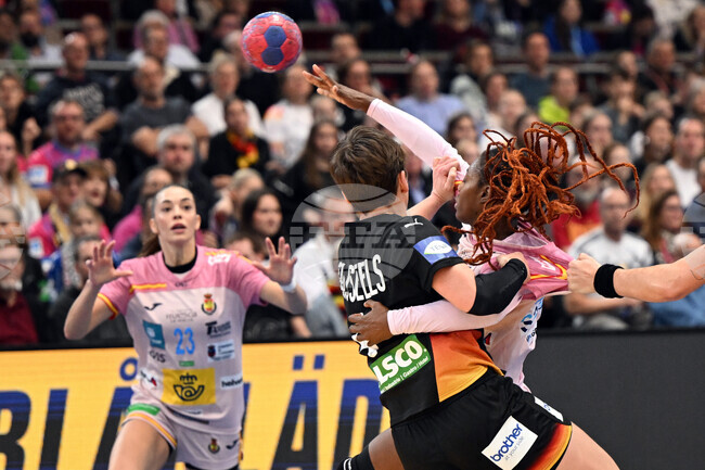 Домакинът Германия завърши на първо място в групата си след успех срещу Испания на Световното първенство по хандбал за жени