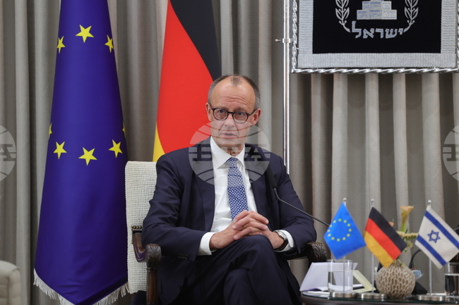 Ще запазим жив спомена за ужасяващото престъпление на Холокоста, заяви Мерц при посещението си на мемориалния комплекс "Яд Вашем"