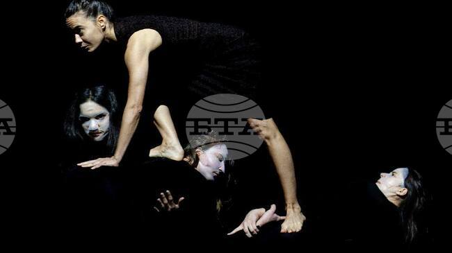 Танцово представление изследва връзката между истинската ни същност и образа, формиран от личните ни проекции