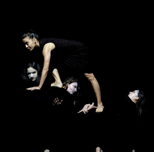 Танцово представление изследва връзката между истинската ни същност и образа, формиран от личните ни проекции