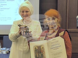 Поетесата Надя Попова е носител на голямата нагарда от фестивала „Славянска прегръдка“, снимка – организатори