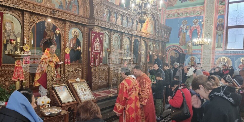 За св. Амвросий и св. Филотея Търновска говори отец Красимир в неделната си проповед в Шумен