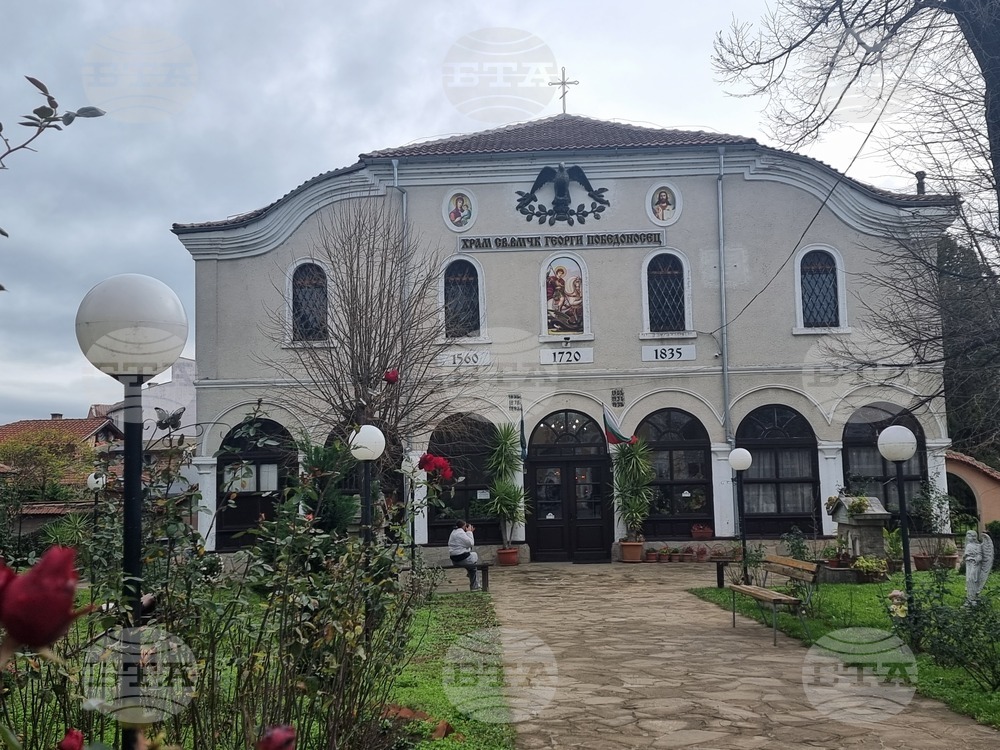 Ямбол - неделна литургия и украсяване на елха в храм "Св. Георги"