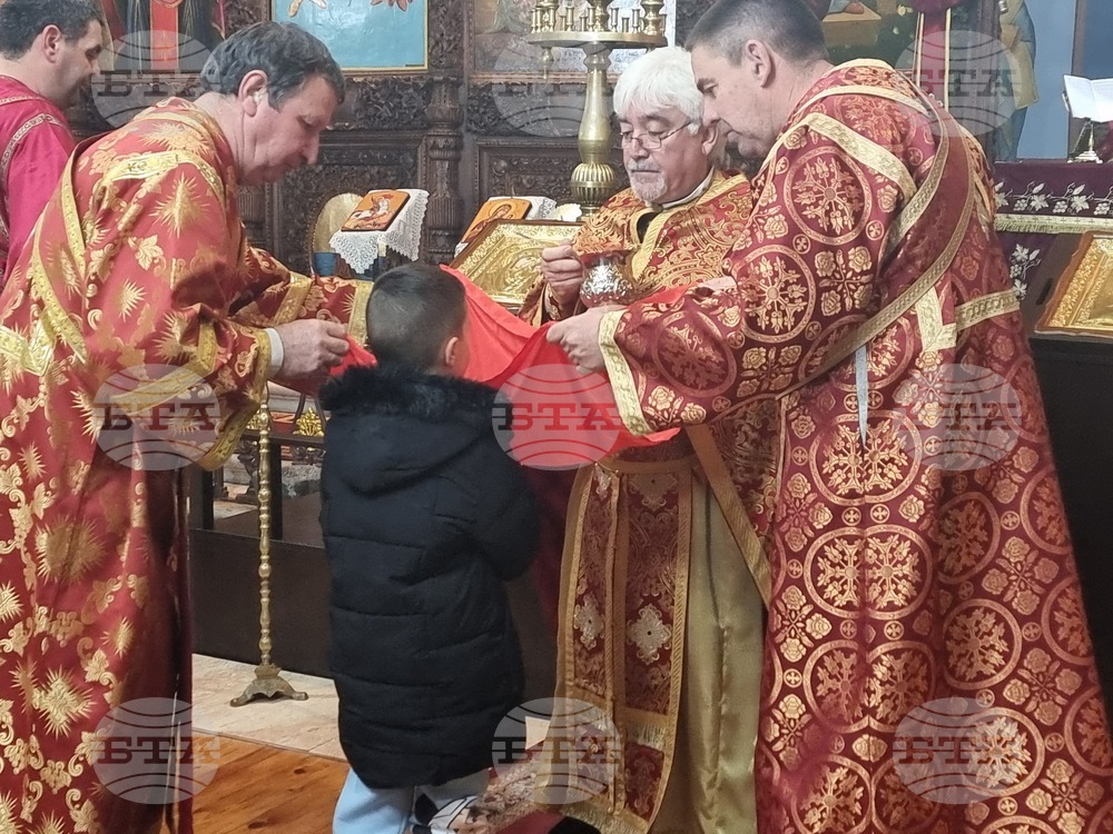 Ямбол - неделна литургия и украсяване на елха в храм "Св. Георги"