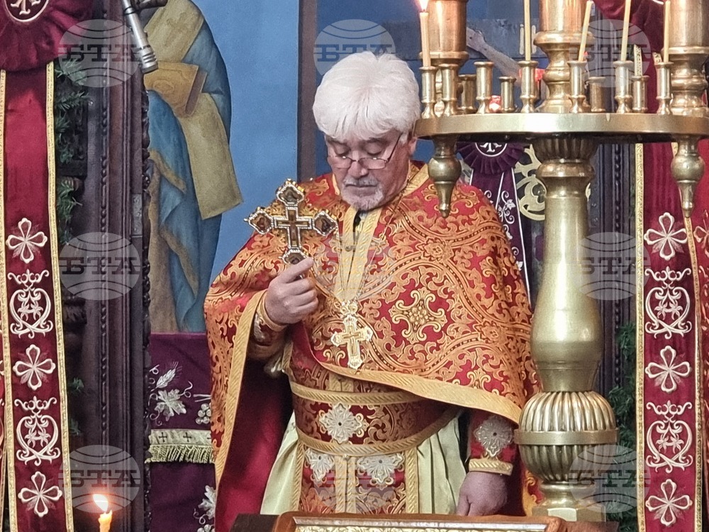 Ямбол - неделна литургия и украсяване на елха в храм "Св. Георги"