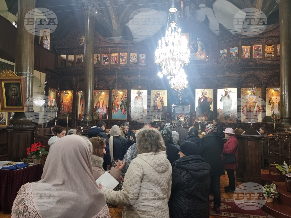 Ямбол - неделна литургия и украсяване на елха в храм "Св. Георги"