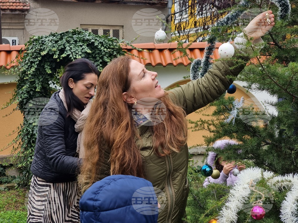 Ямбол - неделна литургия и украсяване на елха в храм "Св. Георги"