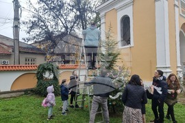Ямбол - неделна литургия и украсяване на елха в храм "Св. Георги"