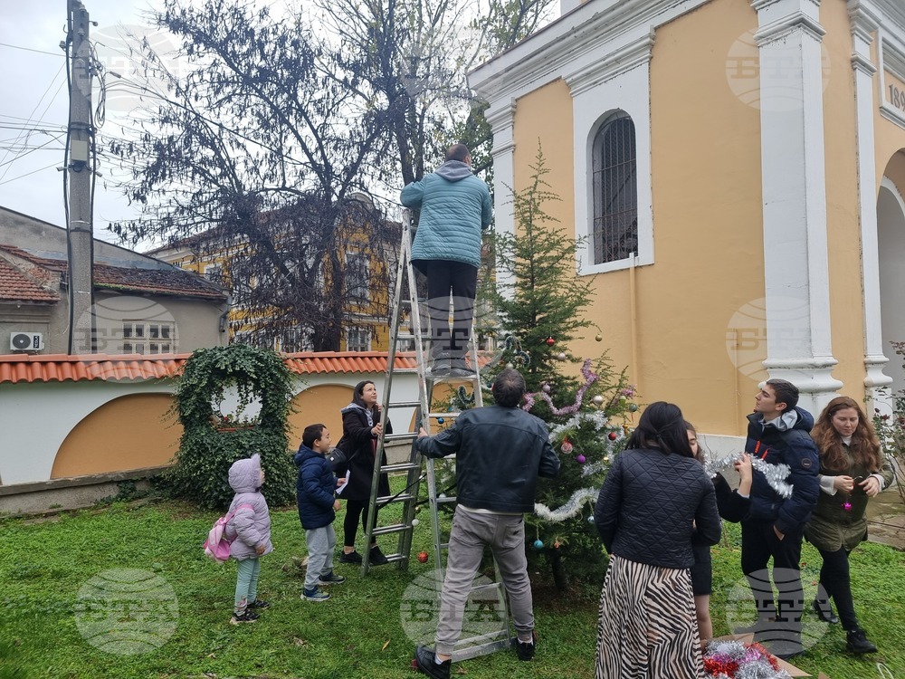 Ямбол - неделна литургия и украсяване на елха в храм "Св. Георги"
