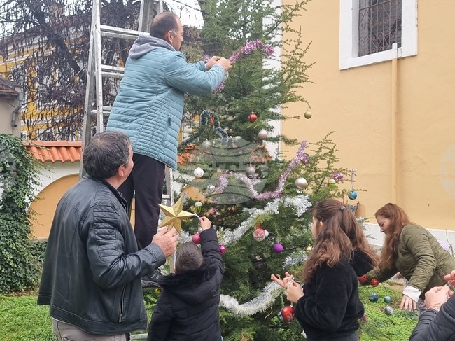 Ямбол - неделна литургия и украсяване на елха в храм "Св. Георги"