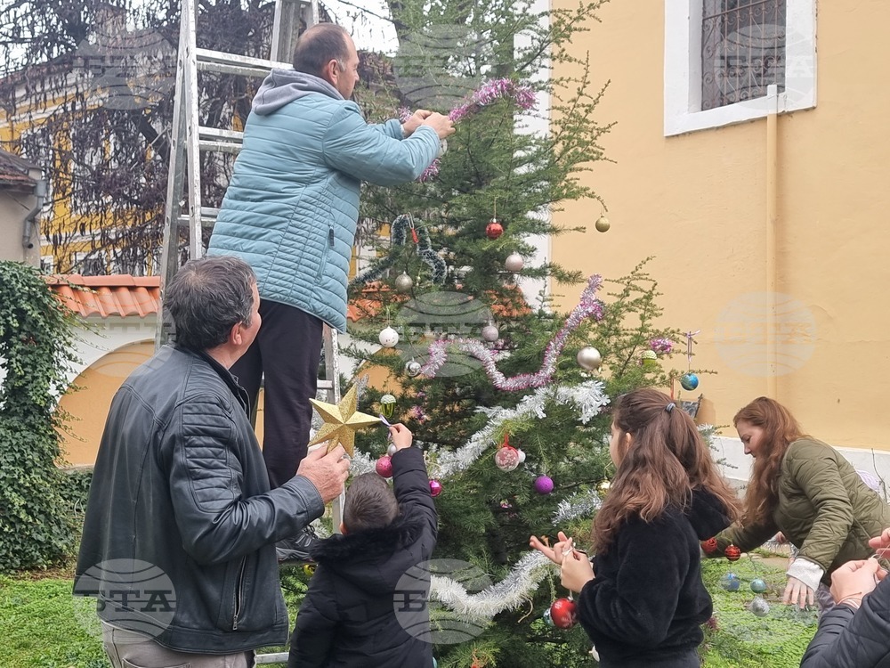 Ямбол - неделна литургия и украсяване на елха в храм "Св. Георги"