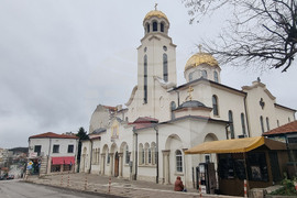 Шумен - църква „Свети Три Светители“ - неделна литургия